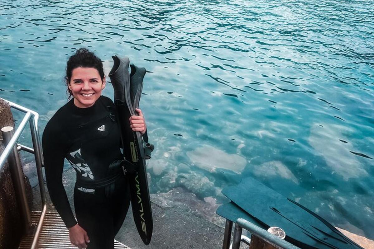 eine Frau steht auf einem Boot und hält ein Surfbrett