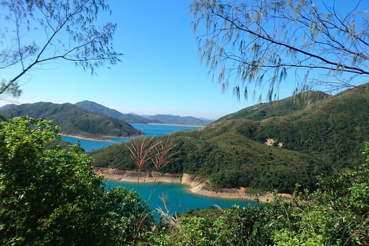 uma vista de um rio com colinas ao fundo