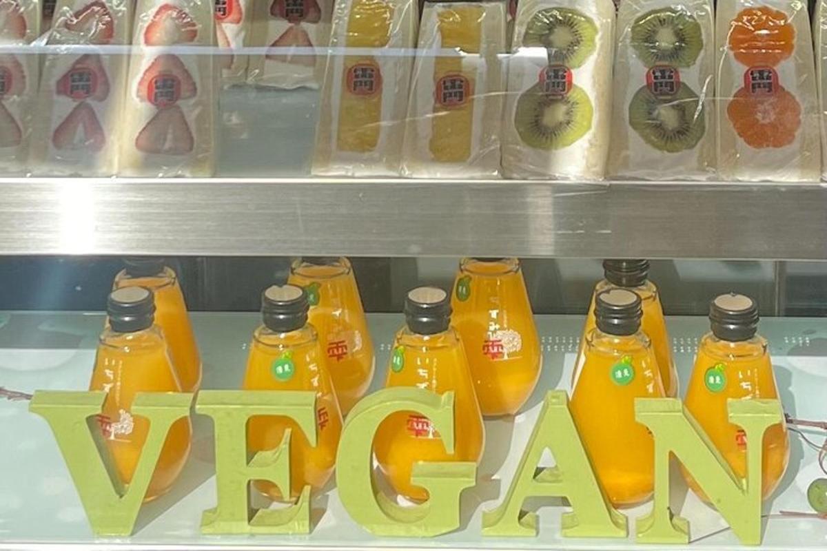 šaldytuve eilė butelių apelsinų sulčių