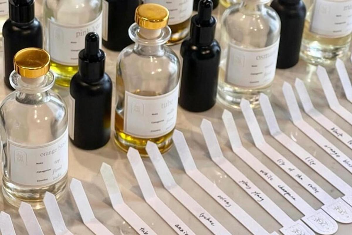 uma mesa com garrafas de vinho e colheres