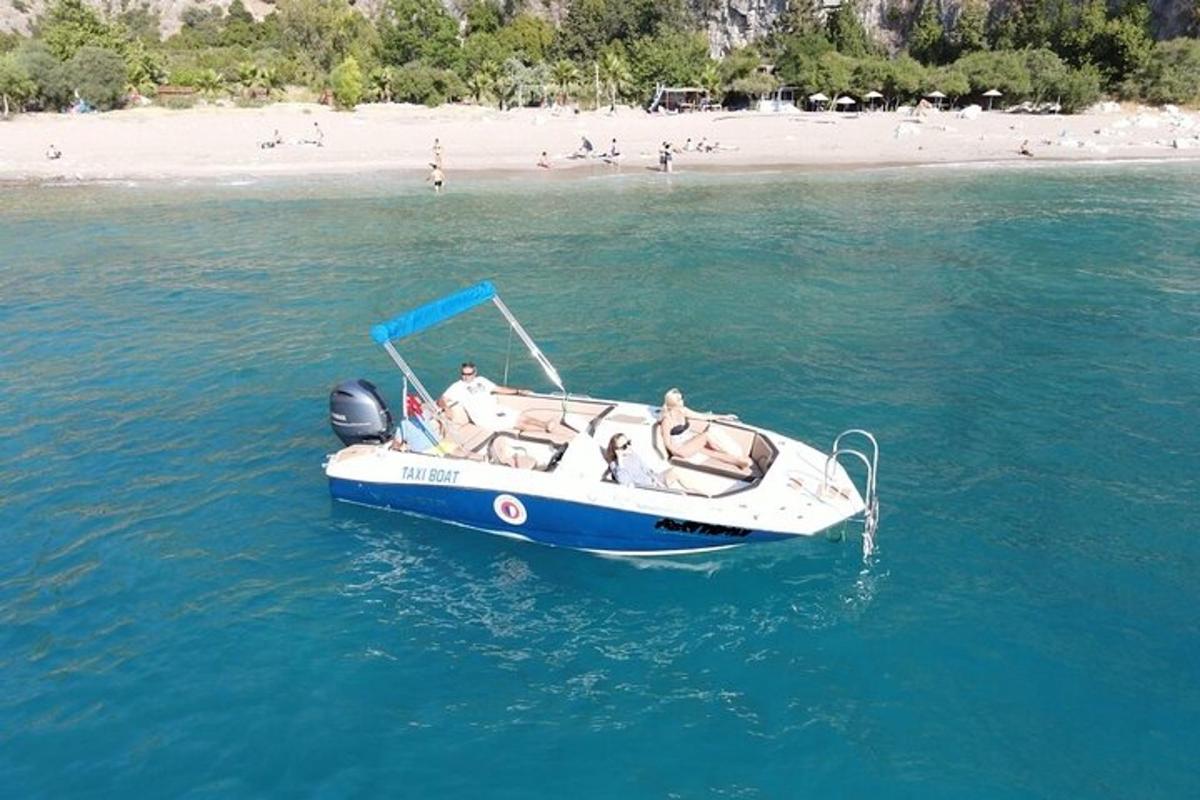 una barca blu e bianca nell'acqua vicino a una spiaggia