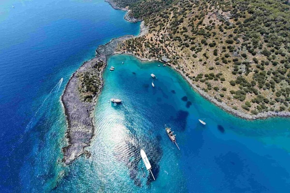 una vista aerea di un'isola con barche in acqua