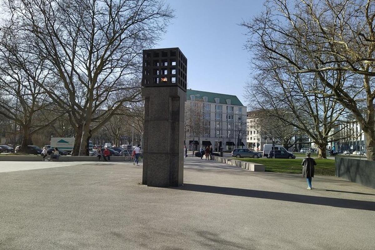 uma torre do relógio no meio de um parque