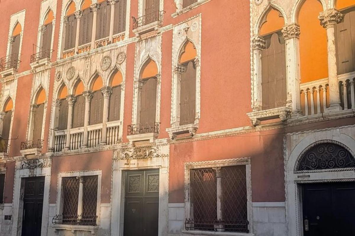 un gran edifici amb un munt de finestres i portes
