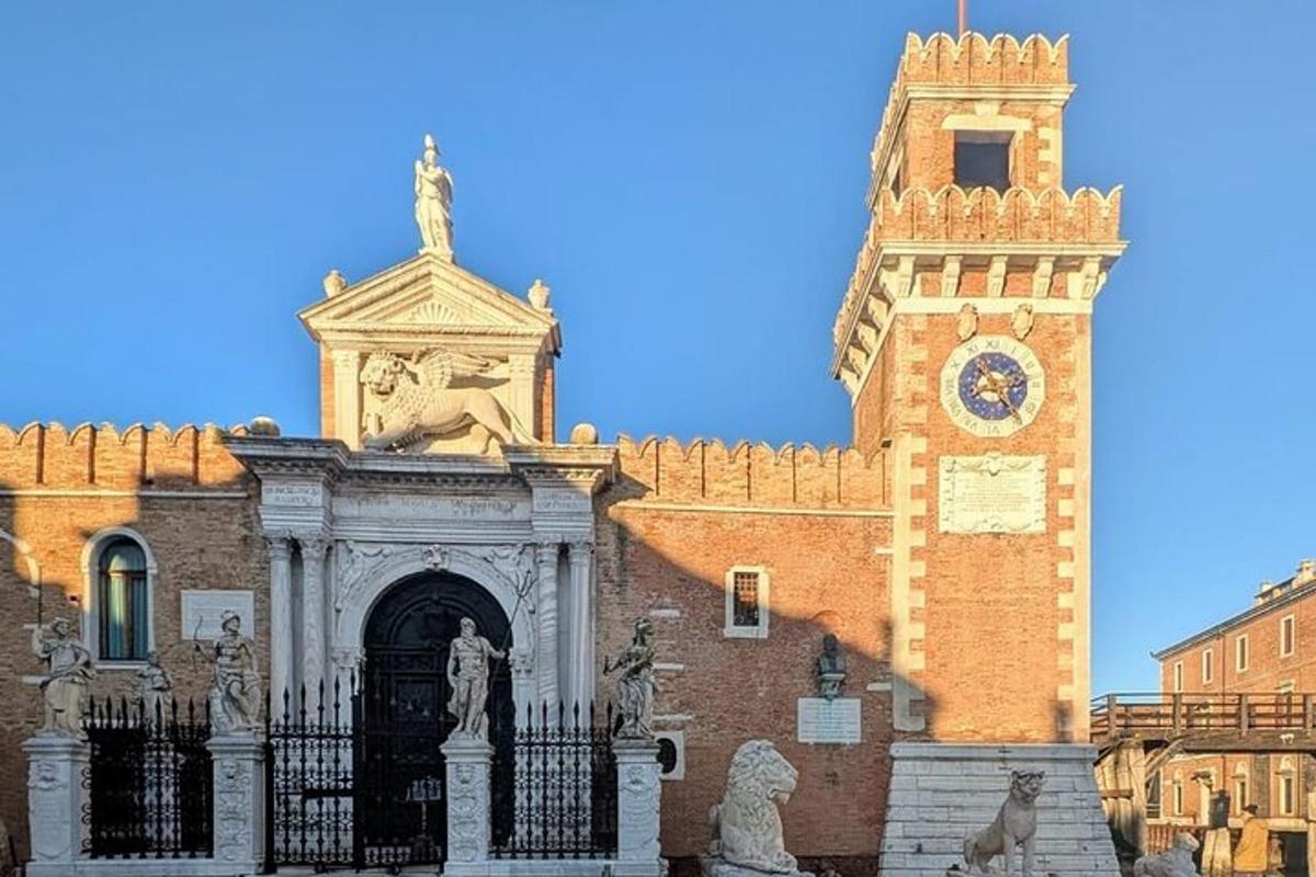 un edifici amb una torre del rellotge i un edifici amb una estàtua