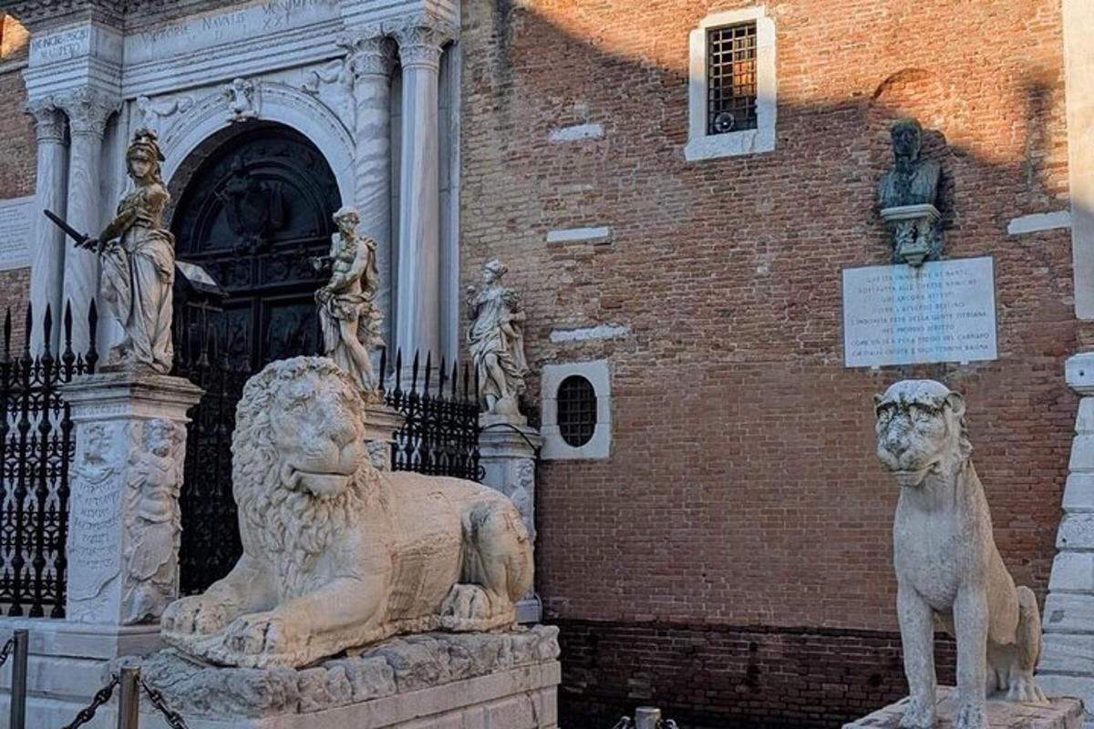 una estàtua d'un lleó davant d'un edifici