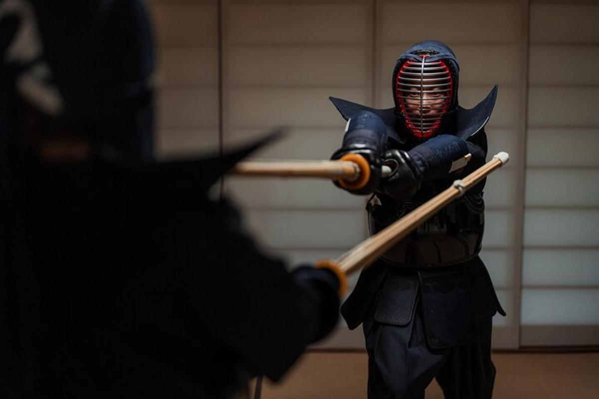 en figur af en mand, der holder et baseballbat