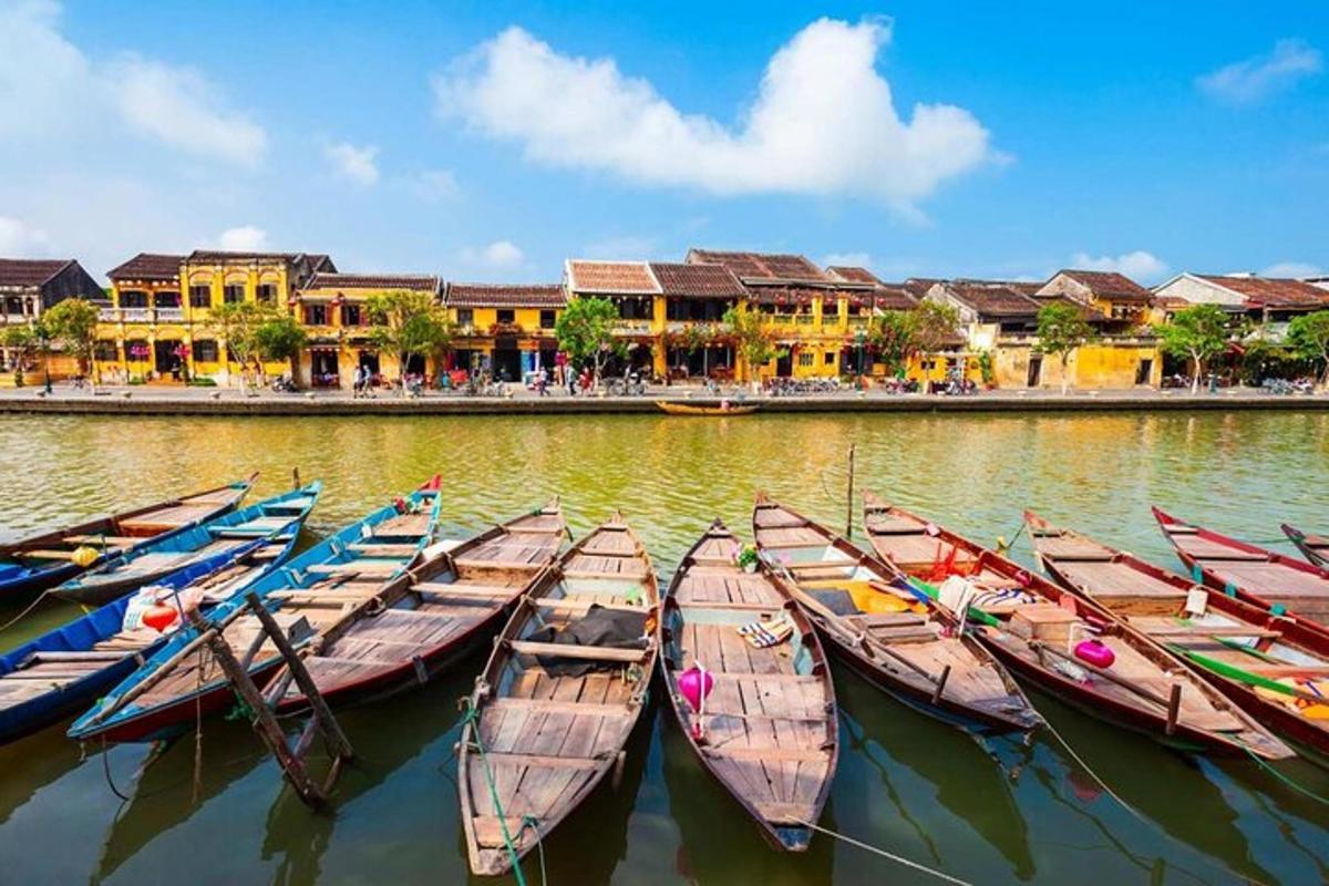 một nhóm thuyền trên mặt nước bên cạnh các tòa nhà