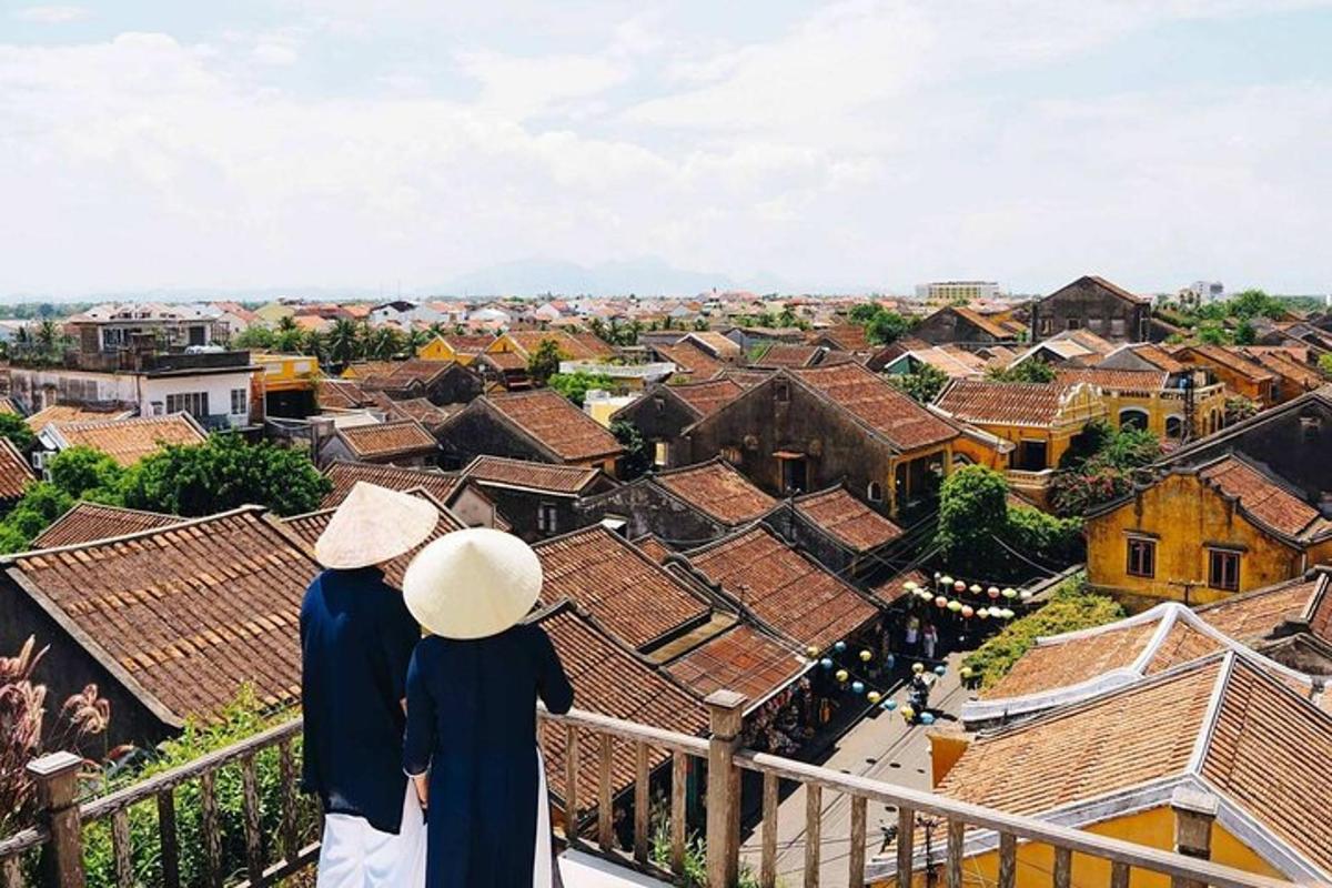 hai người đứng trên ban công nhìn xuống thành phố