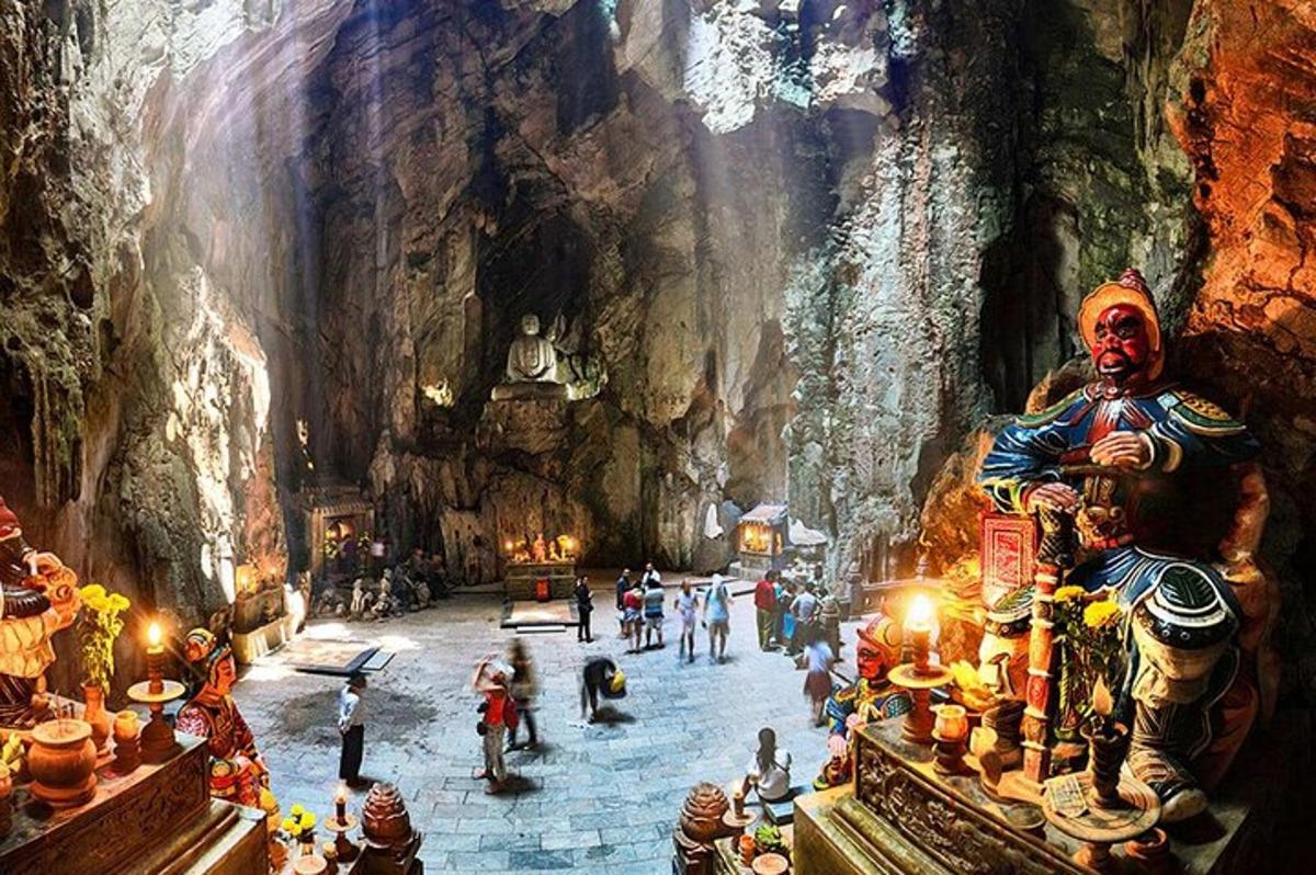 bức tranh về một hang động có một bức tượng bên trong