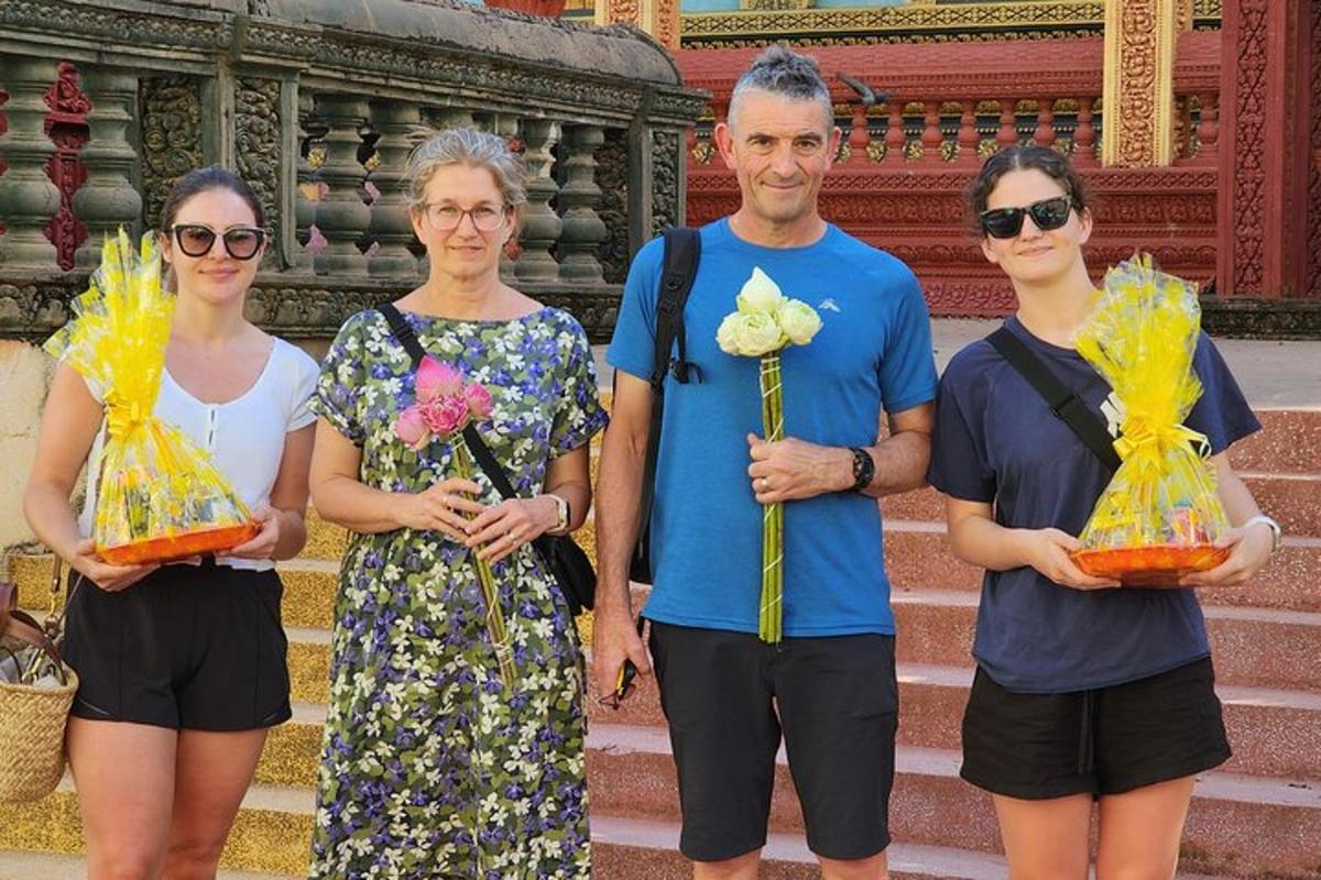 um grupo de pessoas em pé em algumas escadas com flores