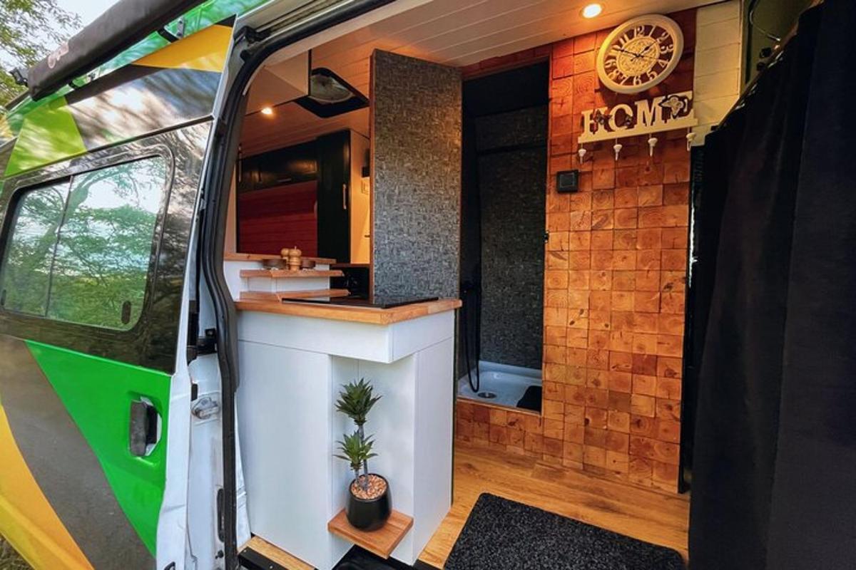 vnější pohled na karavan s umyvadlem