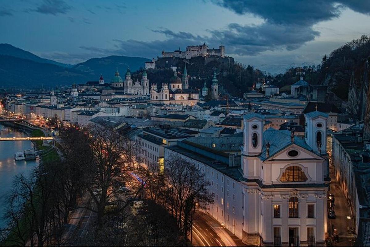 uma vista de uma cidade à noite com uma cidade