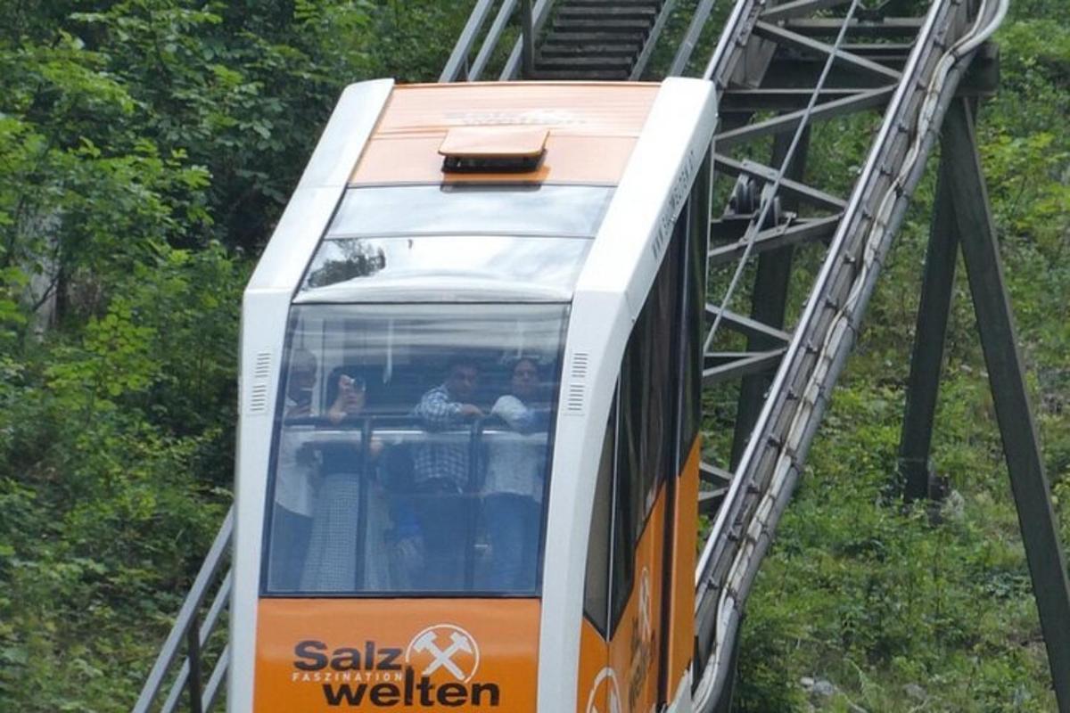 tramvaj ve výtahu s lidmi uvnitř