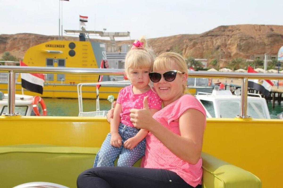 eine Frau und ein kleines Mädchen sitzen auf einem Boot
