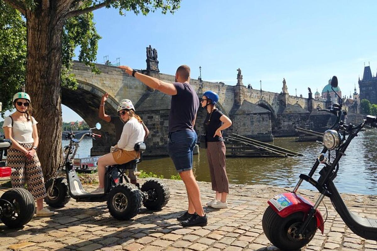 egy csoport ember kerekes járműveken a folyón