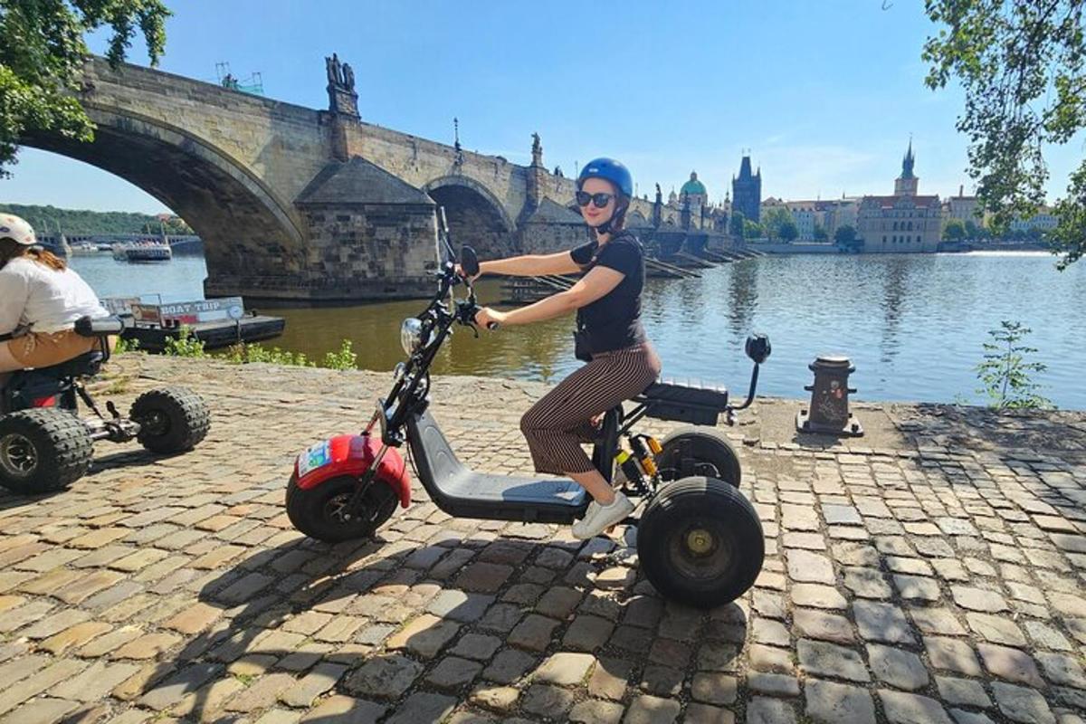 egy személy elektromos rollerrel közlekedik a folyón