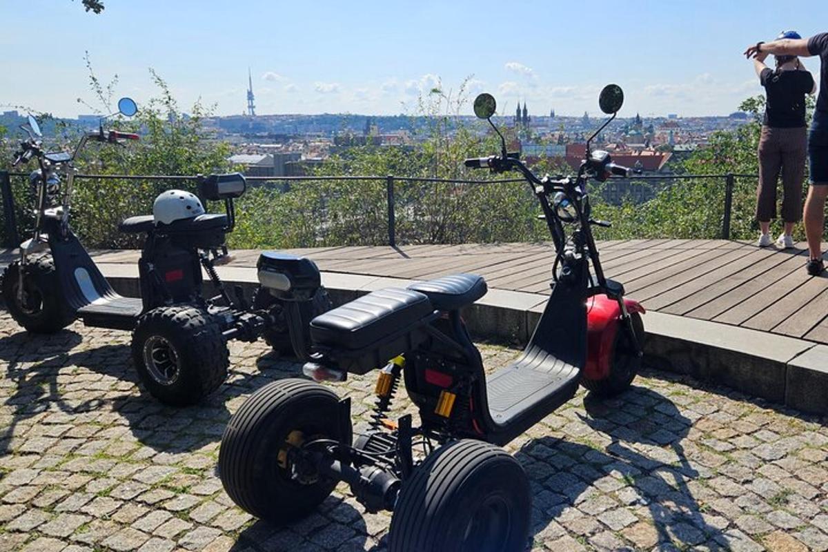 három robogó parkolt egymás mellett