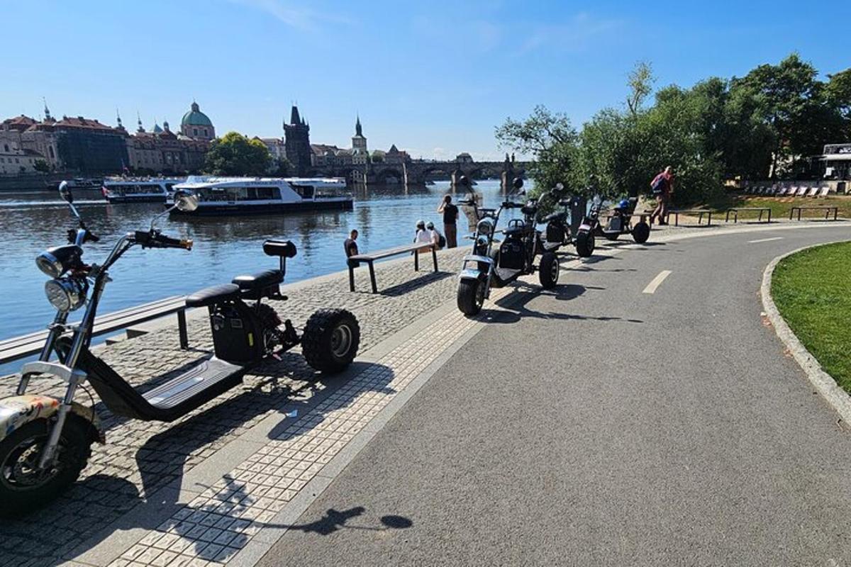 egy sor motorkerékpár parkolt egy folyó mellett