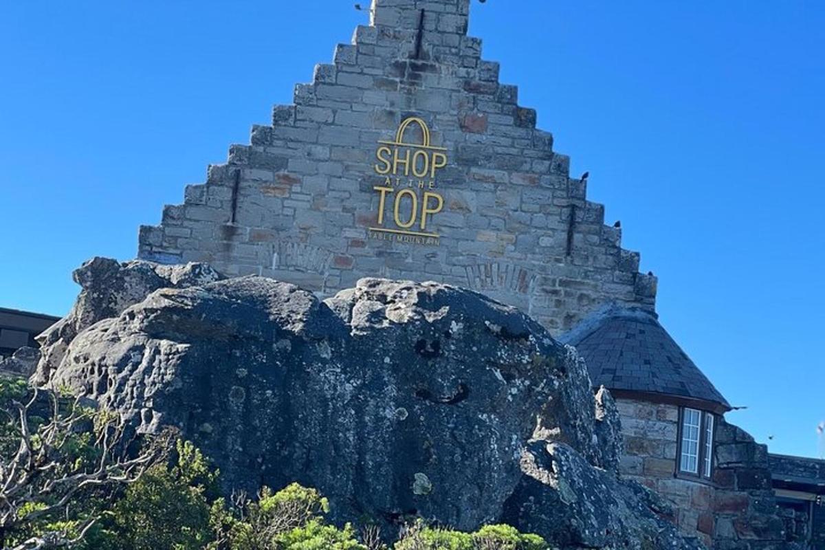 budova s cedulí na vrcholu skály