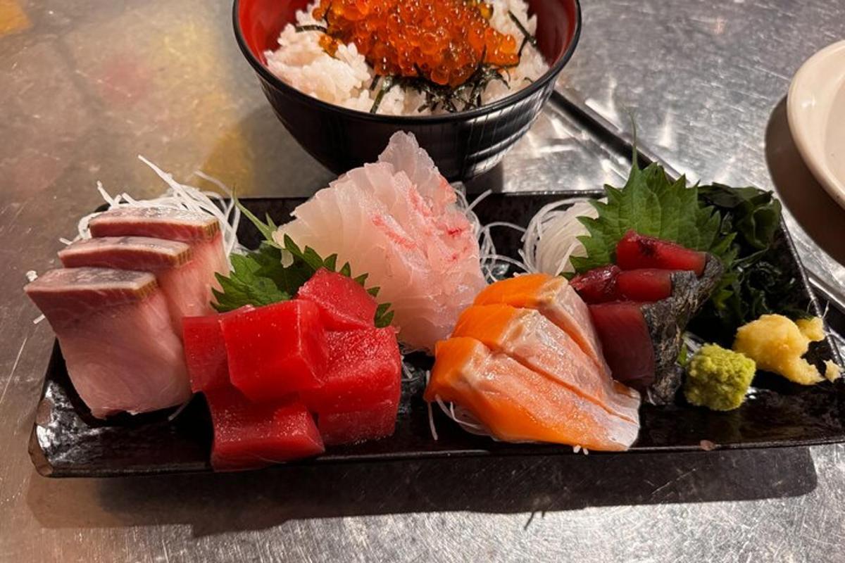 un piatto di sushi e una ciotola di riso