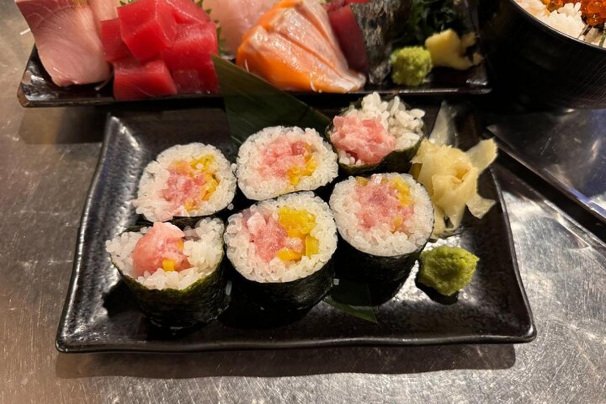 テーブルの上に置かれた寿司と野菜の皿