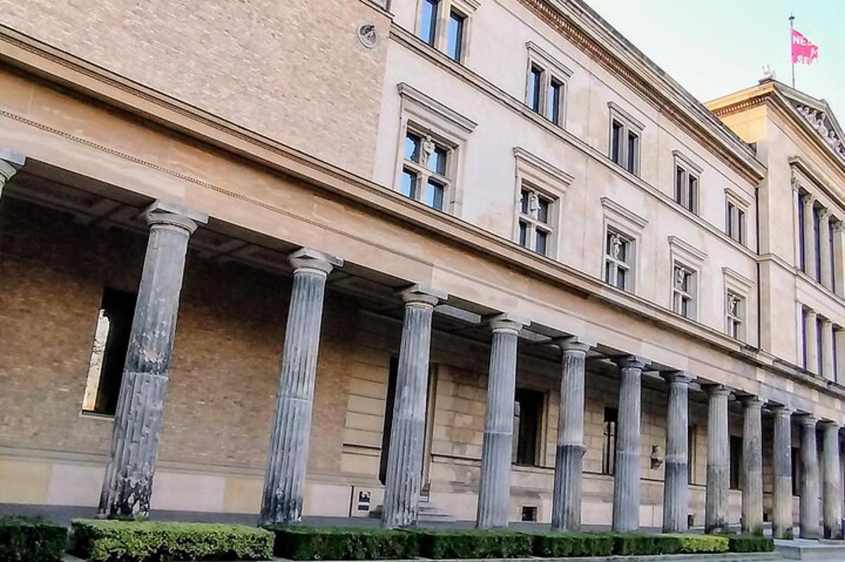 un edificio con colonne ai lati