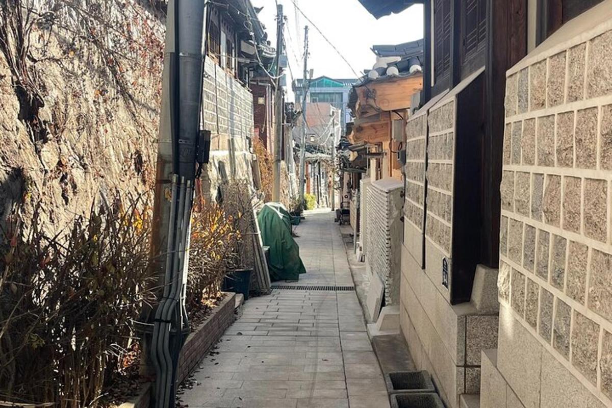建物の隣に街灯がある路地