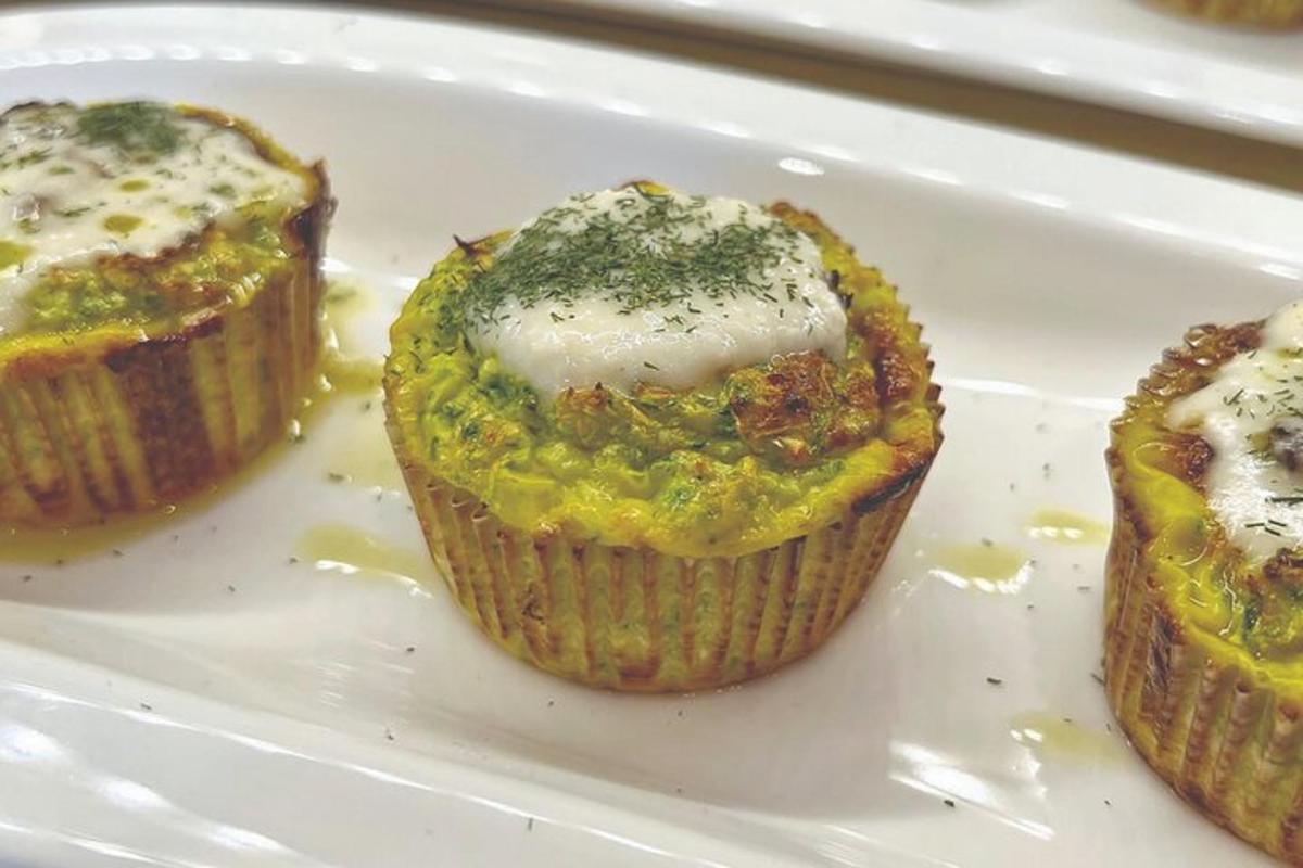 bílý talíř se třemi muffiny se sýrem