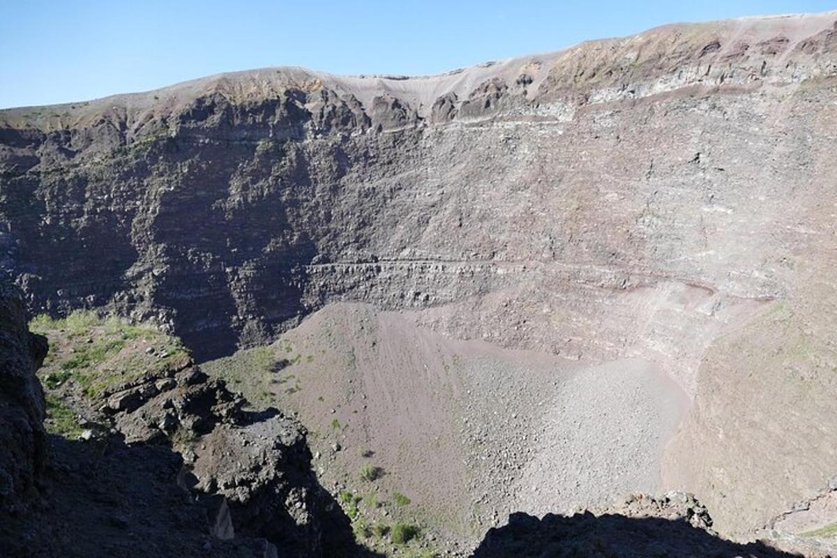 uma vista aérea de uma montanha rochosa