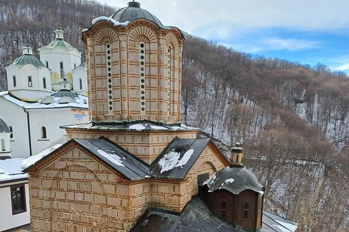 雪が積もった時計塔のある建物