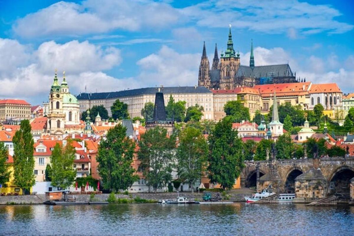 pohled na město s řekou a budovami