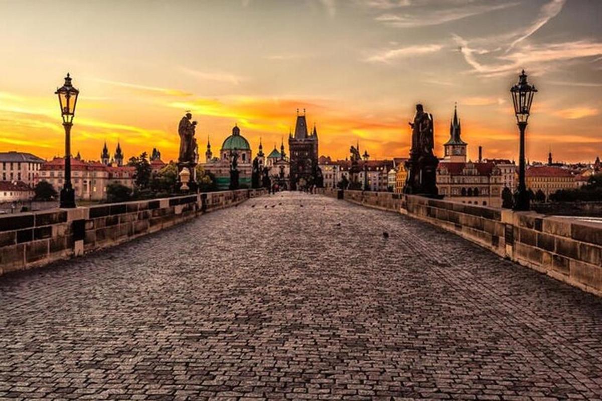 pohled na londýnské město při západu slunce