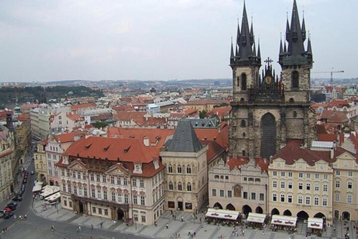 vista aèria d'un gran edifici amb una torre del rellotge