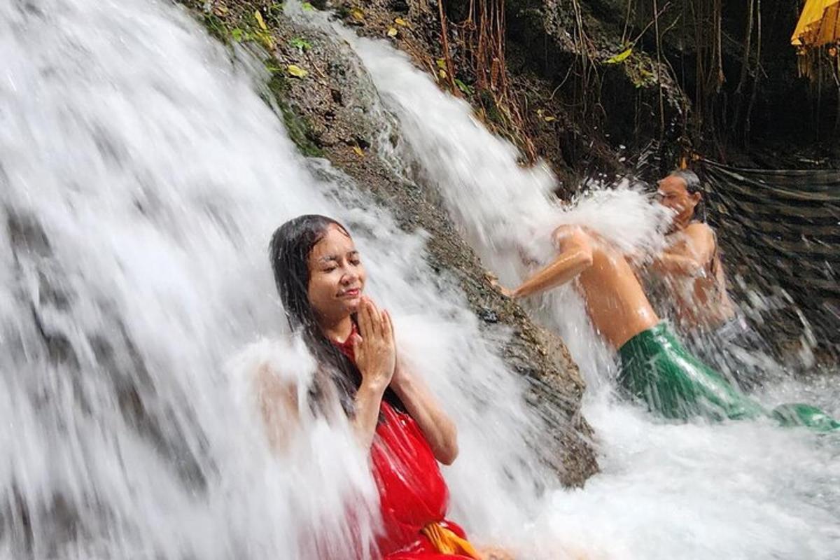 due persone che giocano in una cascata