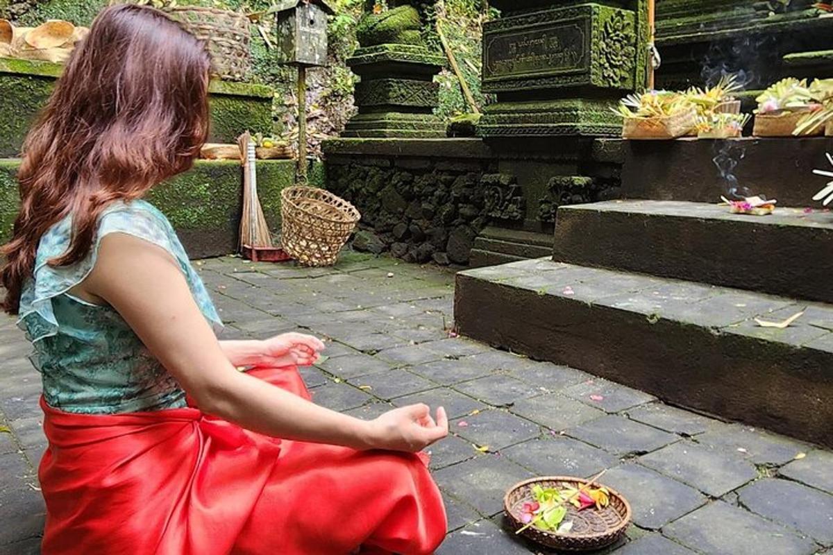 una giovane ragazza seduta a terra davanti a un tempio