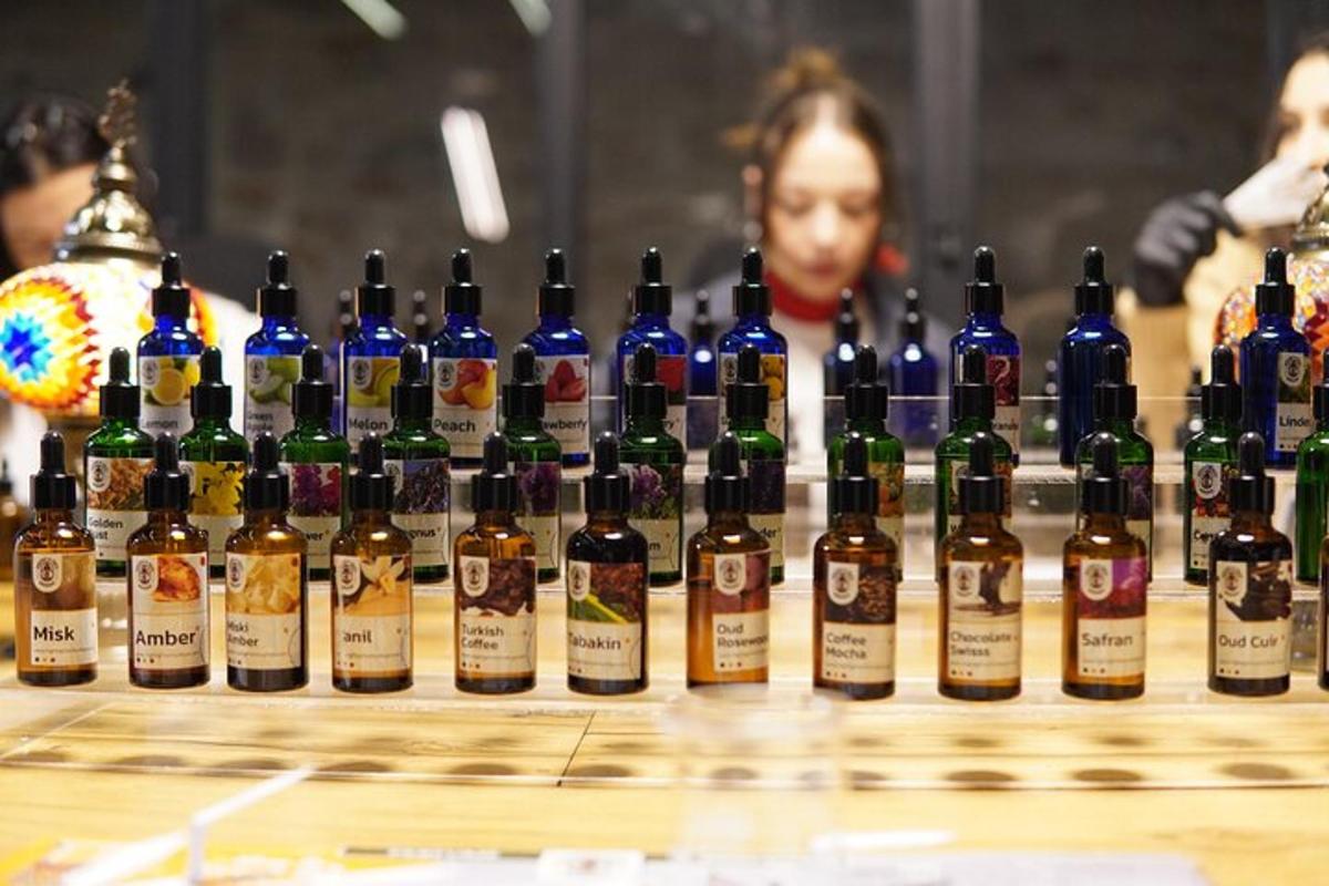 um monte de garrafas de álcool em uma mesa