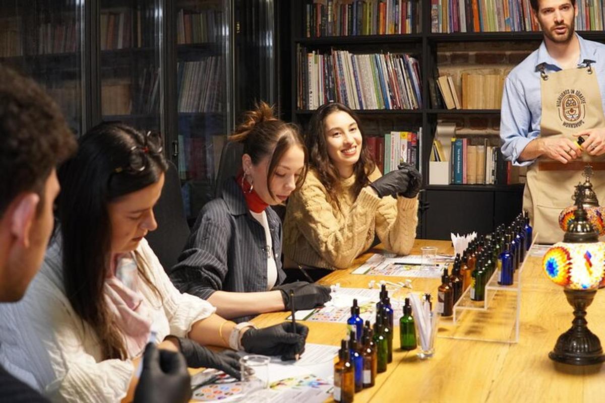 um grupo de pessoas sentadas ao redor de uma mesa de madeira