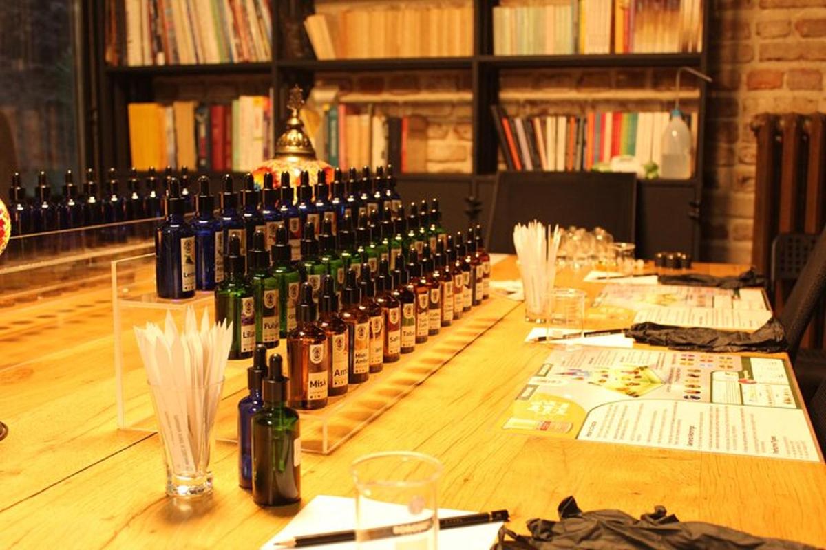 uma mesa com um monte de garrafas de vinho sobre ela