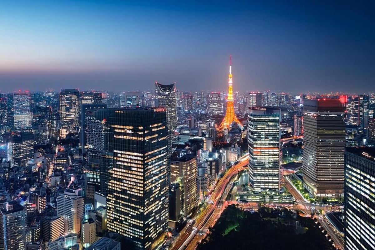 uma vista de uma cidade à noite com a torre eiffel
