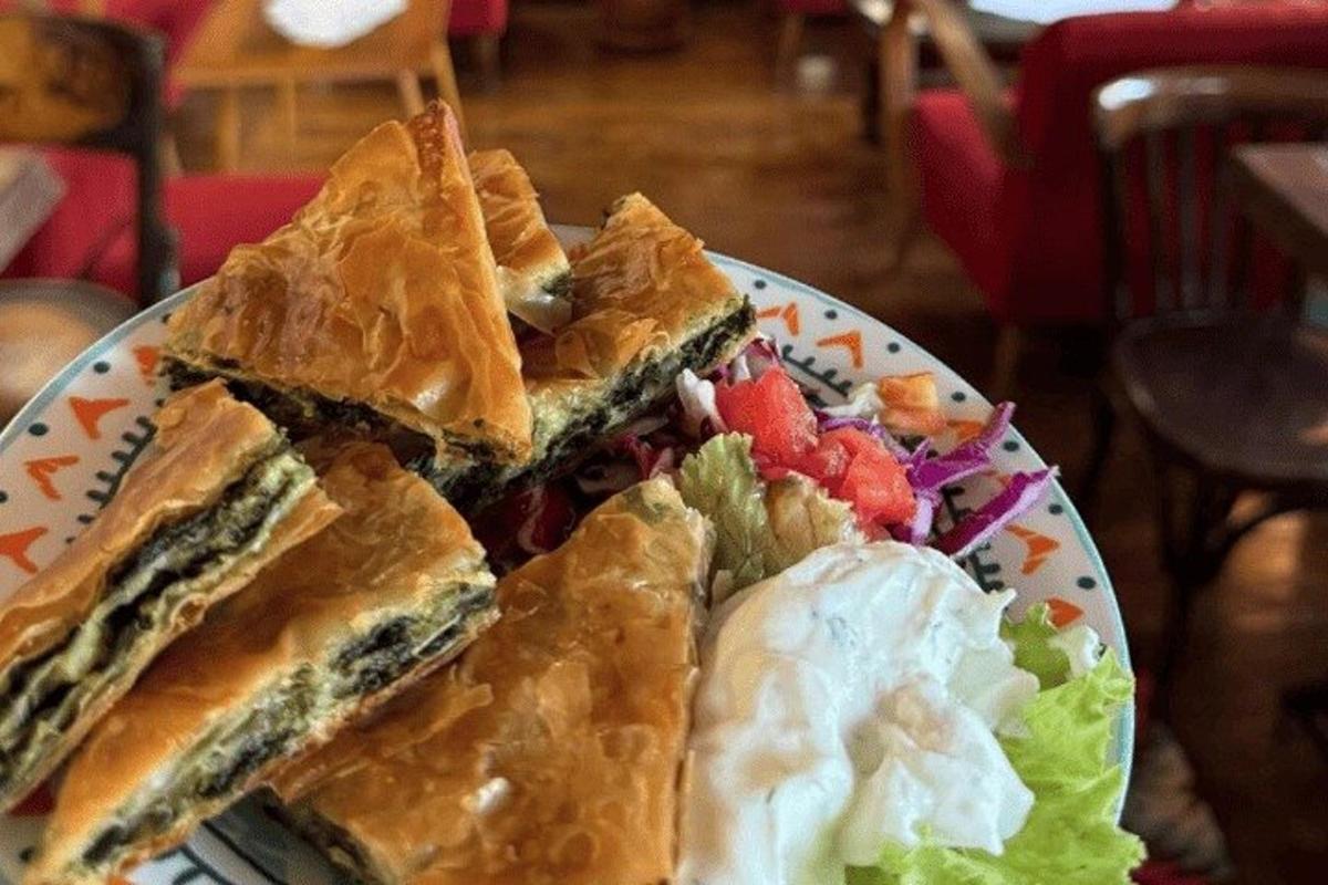 un piatto di cibo con un panino e un'insalata