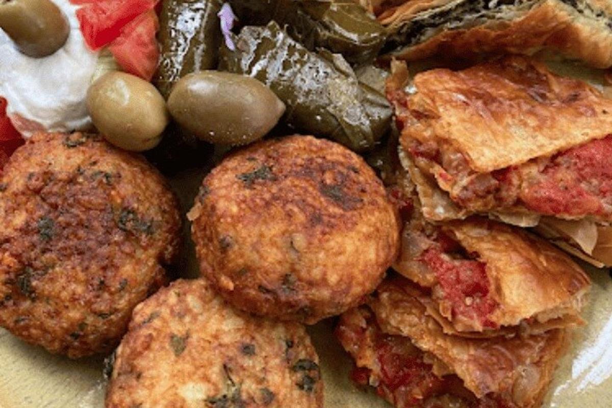 un piatto di cibo con un mucchio di cibo