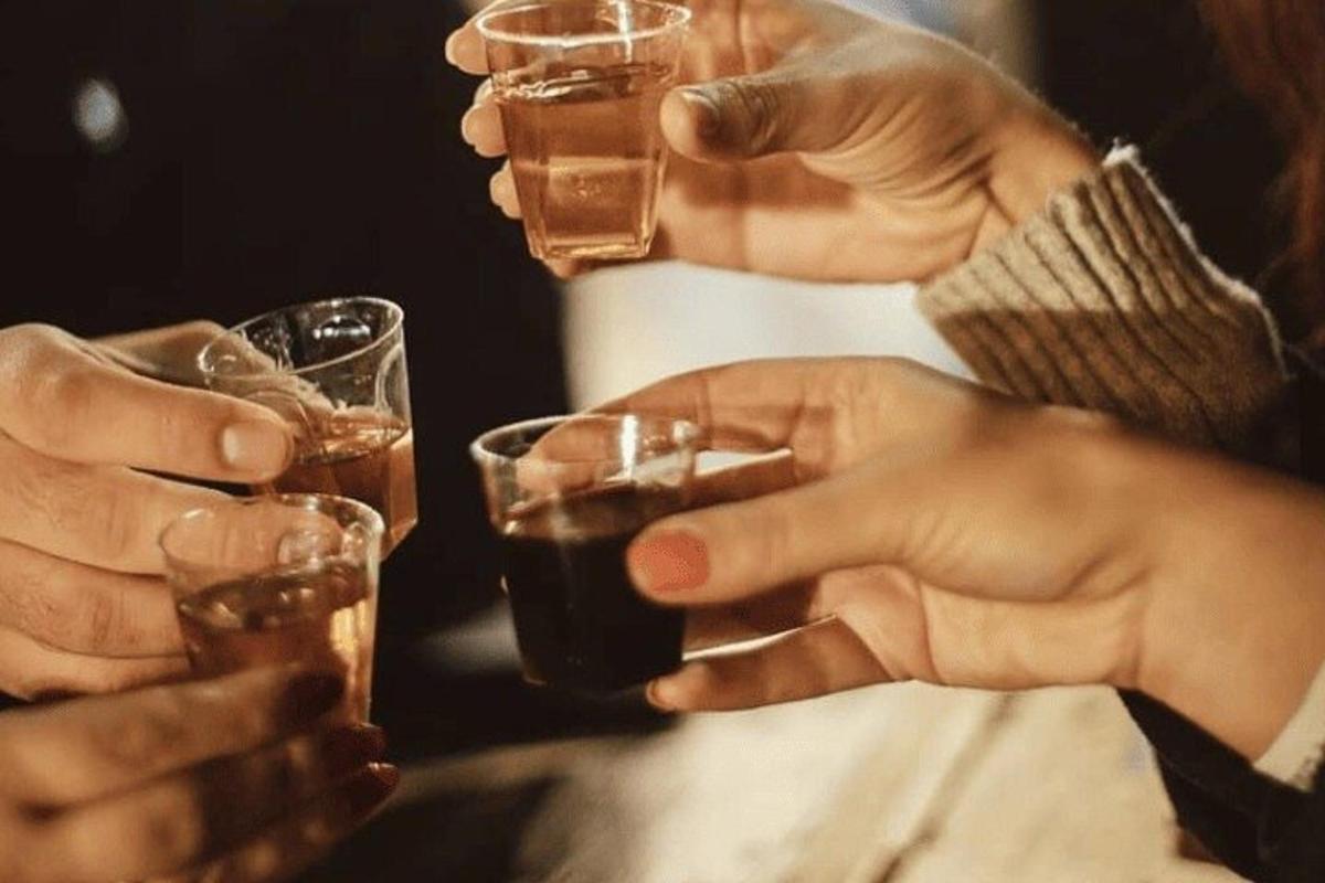 un gruppo di persone che tengono in mano bicchieri di vino