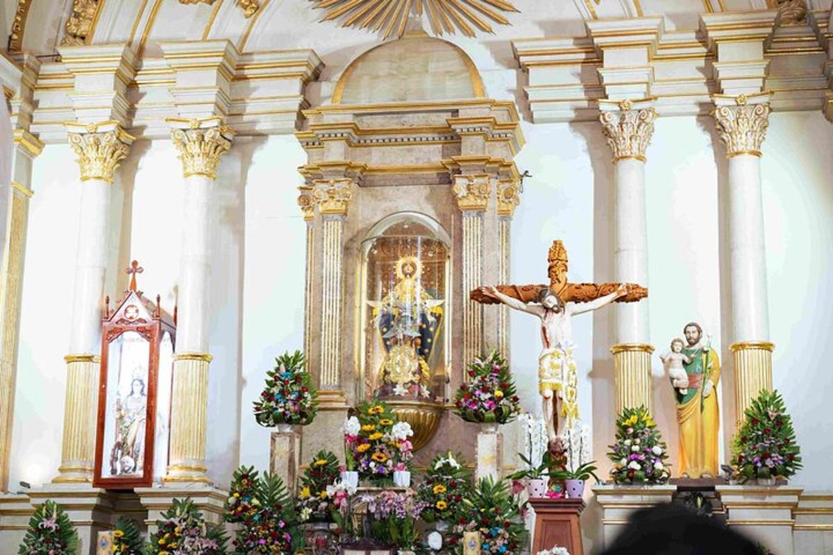 cerkev s križem in božičnim oltarjem