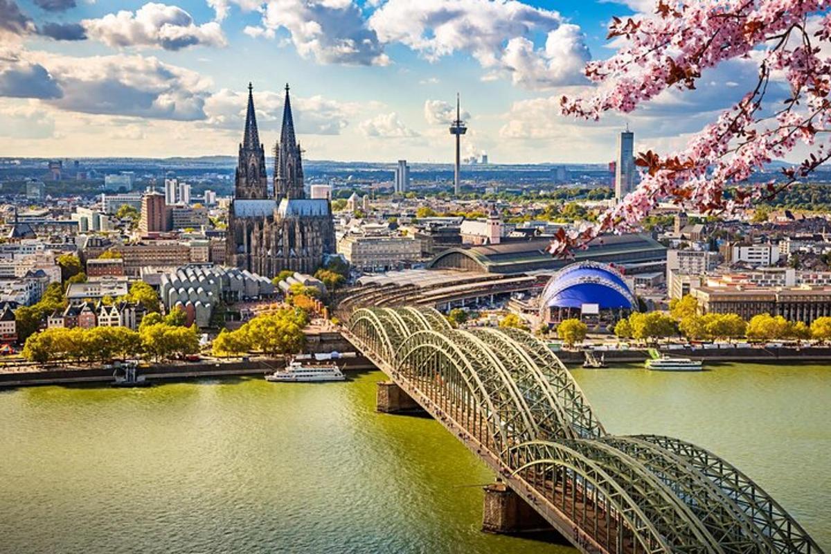 uma ponte sobre um rio com uma cidade ao fundo