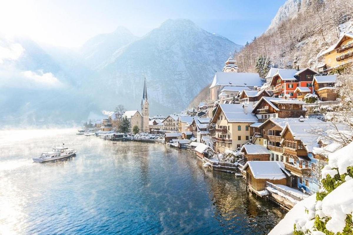 een stad aan een rivier met met sneeuw bedekte gebouwen