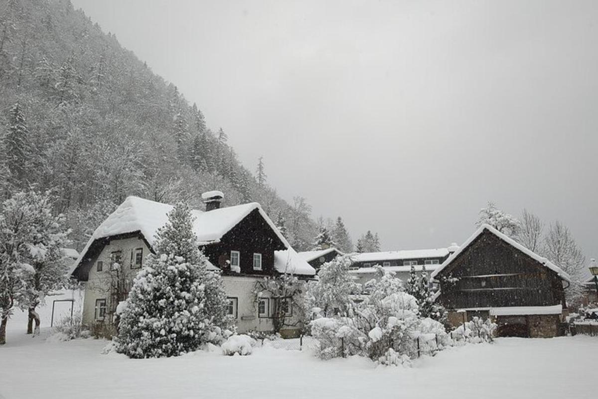 een met sneeuw bedekt huis voor een berg