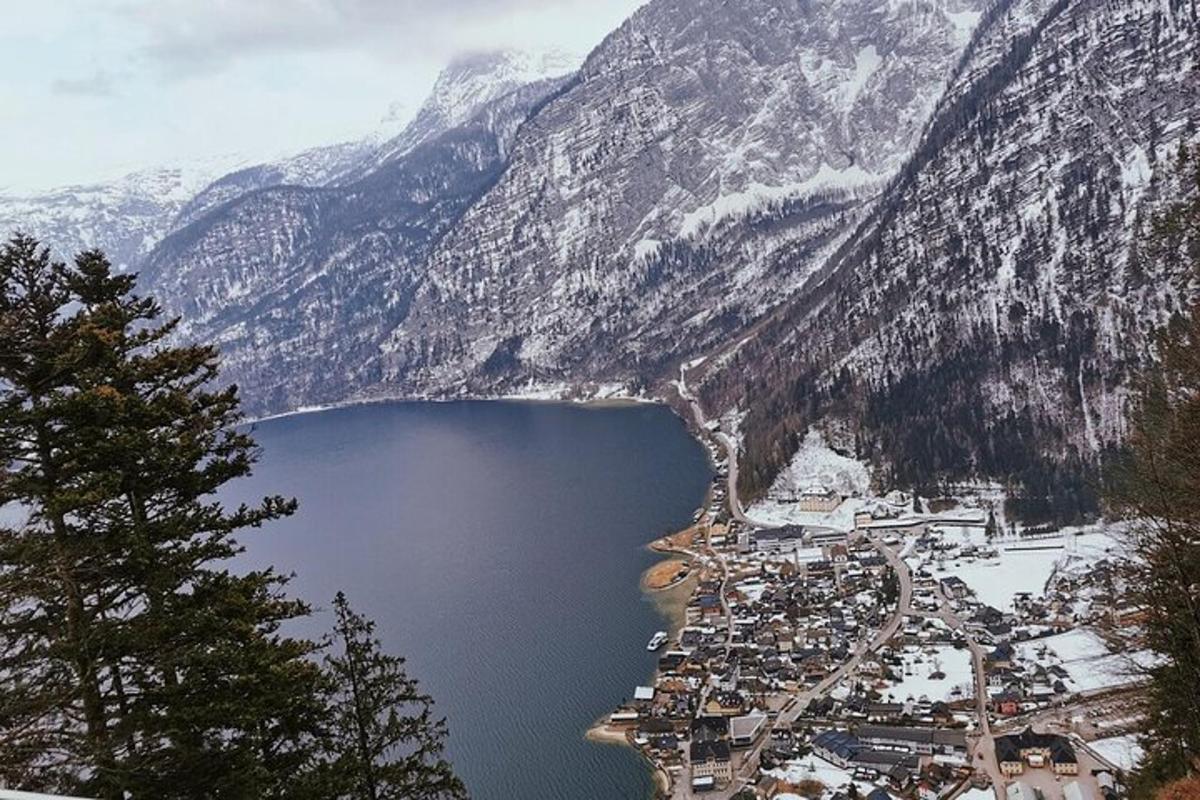 utsikt over et fjell med en by og en innsjø