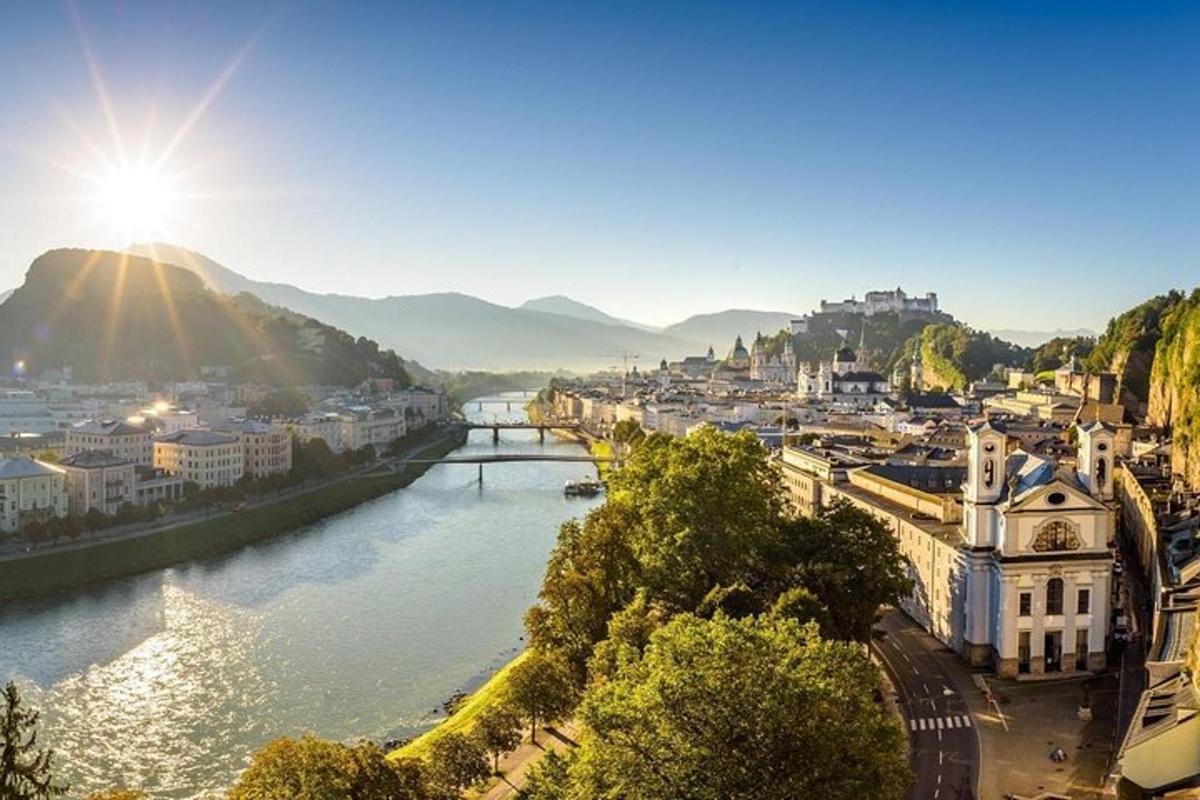 una vista di una città con un fiume