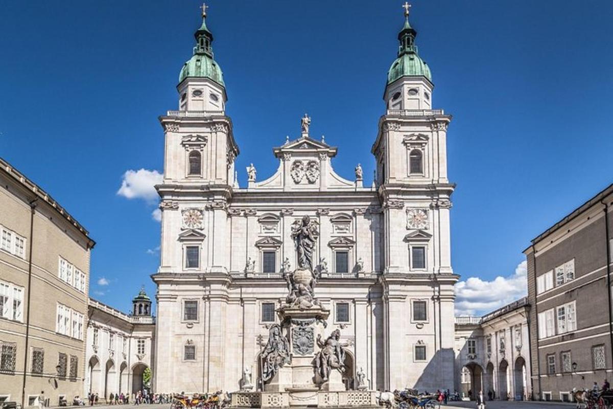 un grande edificio con una fontana di fronte